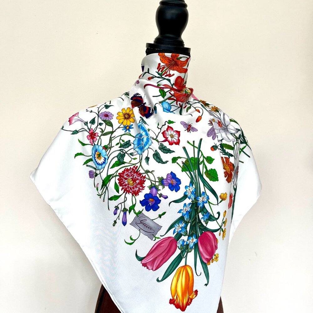 New Gucci Scarf Iconic Floral Print Multicolor White Silk Wrap Gucci Gift Box